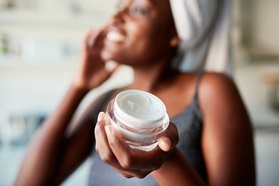 Appliquer crème antirides